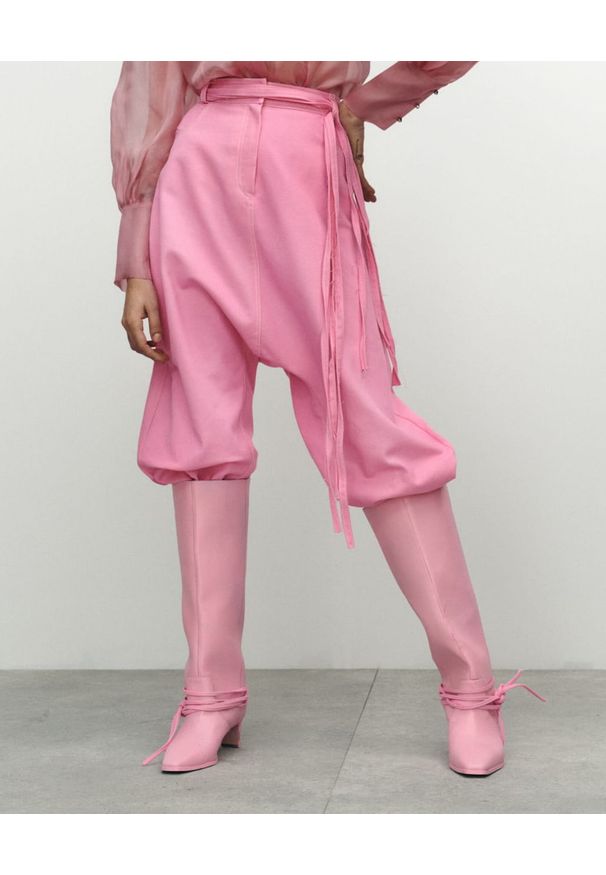 VICHER - Różowe spodnie jeansowe RIVERA. Stan: podwyższony. Kolor: różowy, wielokolorowy, fioletowy. Wzór: paski