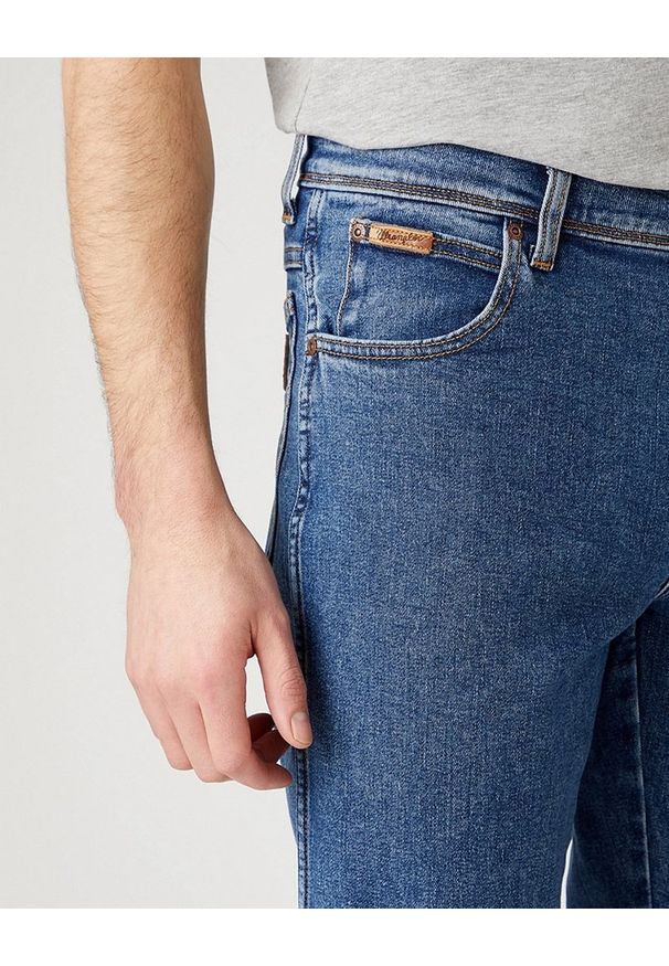 Wrangler - MĘSKIE SPODNIE JEANSOWE WRANGLER TEXAS SLIM STONEWASH W12S33010 112141144