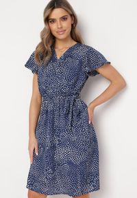 Born2be - Granatowa Sukienka Kepherine. Kolor: niebieski. Materiał: materiał, tkanina. Wzór: kropki. Typ sukienki: kopertowe. Długość: mini #2