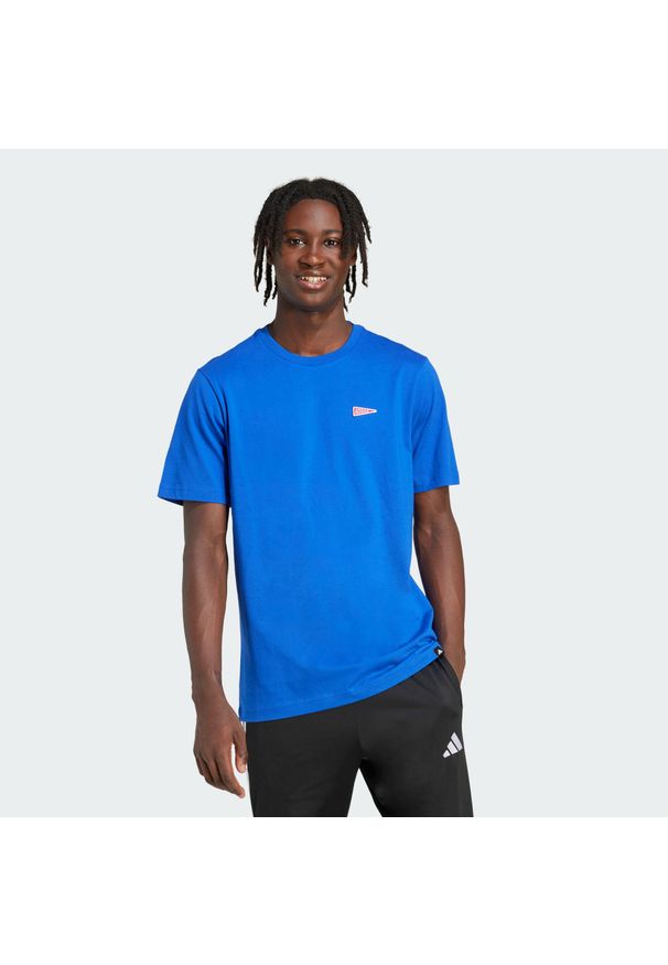 Adidas - Koszulka z grafiką Pennant Trim. Kolor: niebieski. Materiał: bawełna