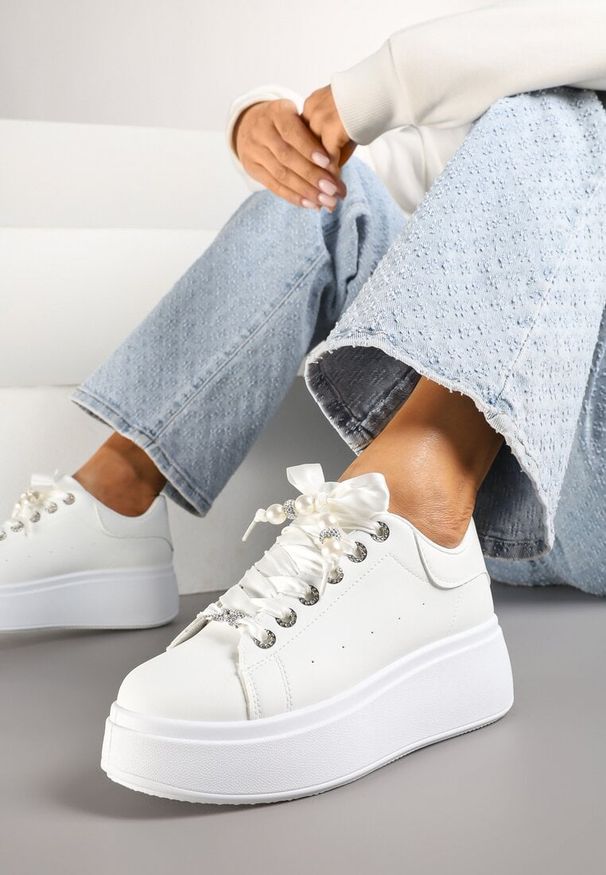 Born2be - Białe Sneakersy na Grubej Podeszwie Zdobione Cyrkoniami Afinua. Okazja: na co dzień. Nosek buta: okrągły. Zapięcie: sznurówki. Kolor: biały. Materiał: jeans. Wzór: aplikacja. Obcas: na koturnie. Wysokość obcasa: średni