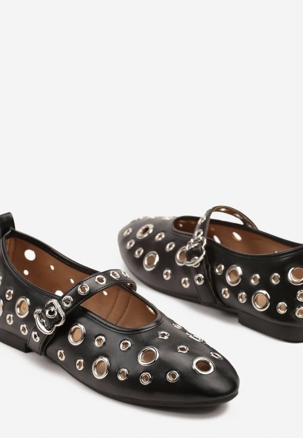 Born2be - Czarne Balerinki z Metalicznymi Ozdobami i Paskiem Eranissea. Okazja: na co dzień. Zapięcie: pasek. Kolor: czarny. Materiał: jeans. Wzór: aplikacja. Styl: casual, elegancki