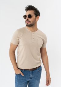 Volcano - T-shirt z rozpinanym dekoltem TM-HUBRIS. Kolekcja: plus size. Materiał: włókno, bawełna, materiał. Długość rękawa: krótki rękaw. Długość: krótkie. Wzór: aplikacja. Styl: klasyczny #1