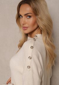 Renee - Jasnobeżowy Sweter Półgolf z Modalem i Wiskozą Ozdobiony Guzikami Setannia. Okazja: na co dzień. Kolor: beżowy. Materiał: wiskoza. Wzór: aplikacja. Styl: elegancki, casual