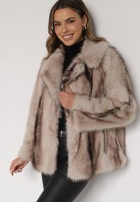 Born2be - Beżowa Kurtka Futerko z Jednorzędowym Zapięciem i Szerokim Kołnierzem Tesella. Okazja: na co dzień. Kolor: beżowy. Materiał: futro. Styl: casual, elegancki #1