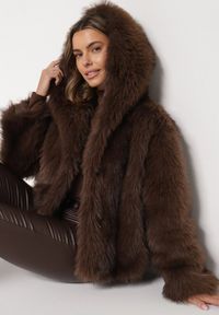 Born2be - Brązowa Futrzana Kurtka z Nieodpinanym Kapturem Tusarea. Kolor: brązowy. Materiał: futro. Styl: elegancki #5