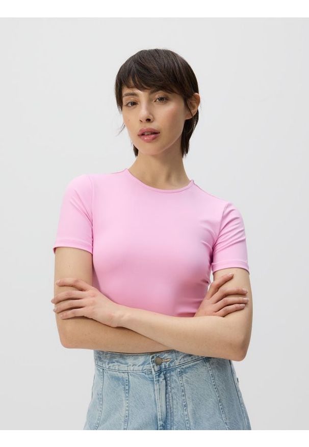 Reserved - Krótki t-shirt - różowy. Kolor: różowy. Materiał: dzianina. Długość: krótkie