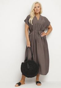 Born2be - Ciemnoszara Wiskozowa Sukienka Pudełkowa z Cienkim Paskiem i Kieszeniami Lumivorae. Okazja: na co dzień. Kolekcja: plus size. Kolor: szary. Materiał: wiskoza. Typ sukienki: proste, dla puszystych. Styl: elegancki, casual #7