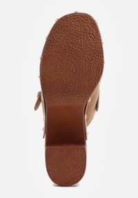 Born2be - Ciemnobeżowe Klapki na Obcasie Typu Chodaki Ozdobione Nitami i Klamrami Herminna. Okazja: na co dzień. Kolor: beżowy. Materiał: jeans. Wzór: aplikacja. Obcas: na obcasie. Styl: casual, elegancki, klasyczny. Wysokość obcasa: średni #8