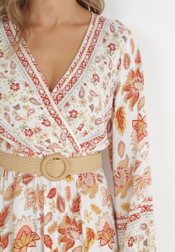 Born2be - Biało-Beżowa Sukienka w Kwiaty Rozkloszowana z Paskiem Hosifar. Typ kołnierza: dekolt kopertowy. Kolor: biały. Długość rękawa: długi rękaw. Wzór: kwiaty. Typ sukienki: kopertowe, rozkloszowane. Długość: maxi