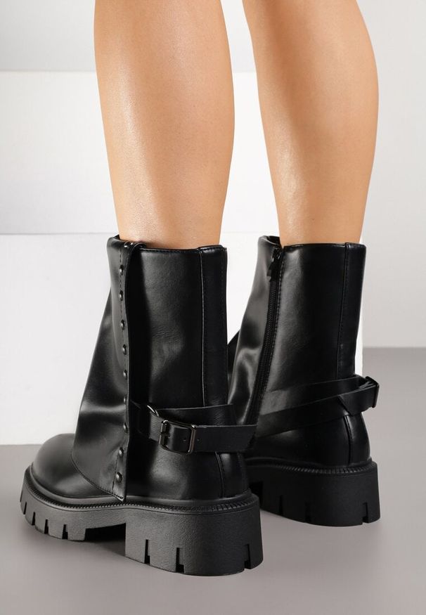 Renee - Czarne Botki Ozdobione Klamrą i Wywiniętą Cholewką Ansone. Okazja: na co dzień. Zapięcie: klamry. Kolor: czarny. Materiał: jeans. Szerokość cholewki: normalna. Wzór: aplikacja. Sezon: jesień. Styl: casual, elegancki