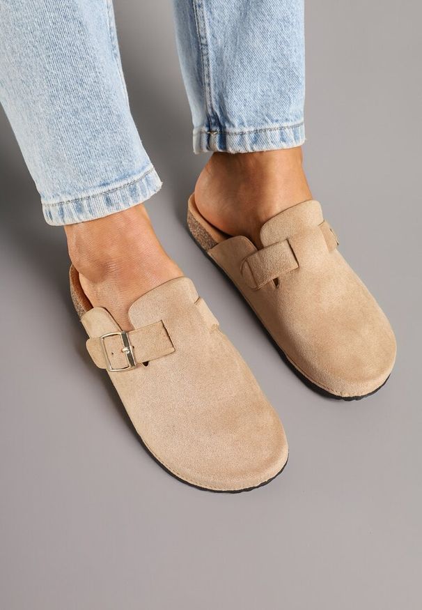 Renee - Ciemnobeżowe Klapki Chodaki Ozdobione Paskami z Klamrami Silamia. Okazja: na co dzień. Kolor: beżowy. Materiał: jeans. Wzór: aplikacja. Sezon: lato. Styl: elegancki, casual