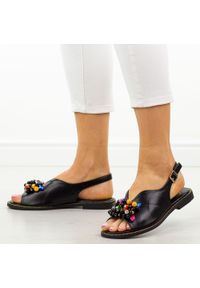 Czarne płaskie sandały damskie Filippo Ds6230/25. Kolor: czarny. Materiał: skóra. Wzór: kolorowy, aplikacja. Sezon: wiosna, lato. Styl: elegancki
