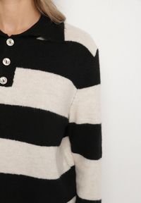 Born2be - Czarny Sweter w Paski z Domieszką Wełny Zdobiony Kołnierzem i Guzikami Tisania. Okazja: na spotkanie biznesowe, na co dzień. Kolor: czarny. Materiał: wełna. Wzór: paski, aplikacja. Styl: elegancki, biznesowy, klasyczny, casual #4