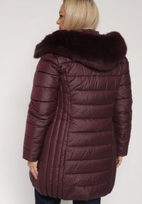Born2be - Bordowa Długa Kurtka Pikowana z Odpinanym Kapturem i Futerkiem Retelma. Okazja: na co dzień. Kolor: czerwony. Materiał: futro. Długość: długie. Styl: casual #4