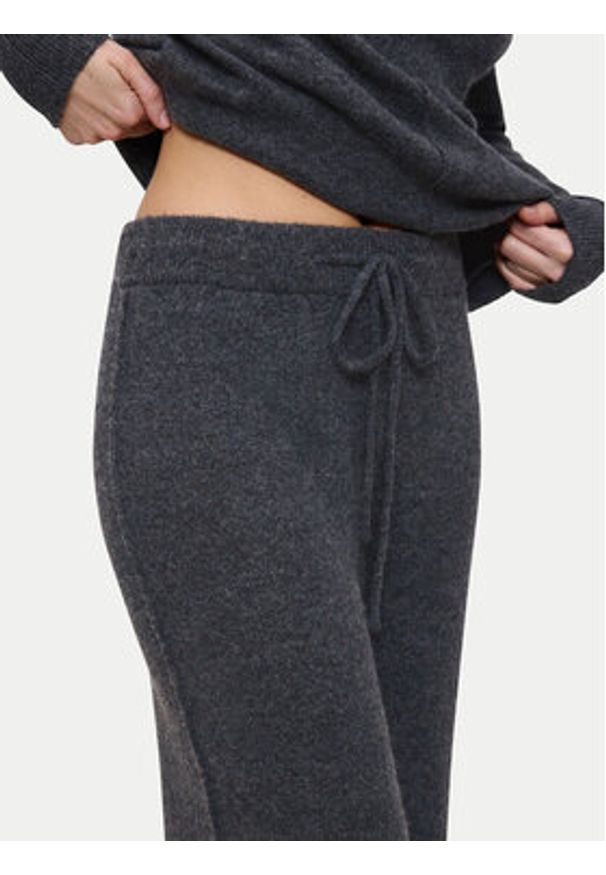 Triumph Spodnie materiałowe Amourette Cozy 10225058 Szary Regular Fit. Kolor: szary. Materiał: syntetyk