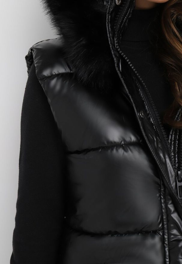 Born2be - Czarna Kamizelka Pikowana z Kapturem i Futerkiem Adamisia. Typ kołnierza: kaptur. Kolor: czarny. Materiał: futro. Wzór: aplikacja