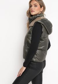 Born2be - Ciemnozielona Pikowana Kamizelka z Odpinanym Kapturem Winncea. Okazja: na co dzień. Kolor: zielony. Materiał: jeans. Styl: casual #3