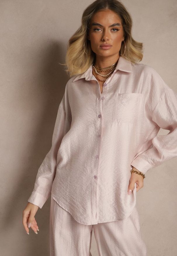 Renee - Jasnoróżowa Koszula Oversize w Klasycznym Stylu z Kieszonką Liozira. Okazja: na spotkanie biznesowe, na co dzień. Typ kołnierza: kołnierzyk klasyczny. Kolor: różowy. Styl: klasyczny