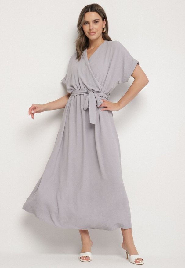Born2be - Szara Sukienka z Bawełną i Ozdobnym Paskiem Lunistra. Okazja: na co dzień. Kolor: szary. Materiał: bawełna. Wzór: aplikacja. Styl: klasyczny, casual, elegancki
