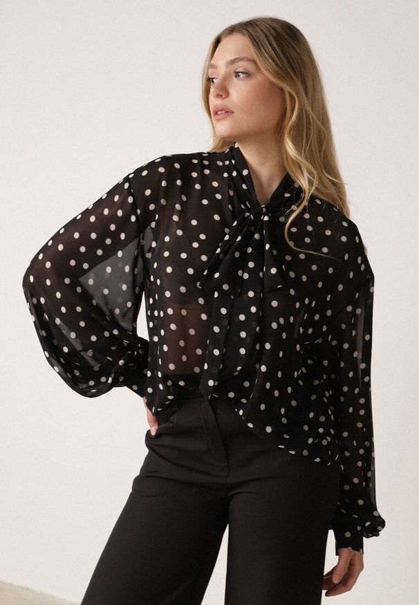 Born2be - Czarna Półtransparentna Koszula w Groszki z Wiązaniem z Wiskozy i Bawełny Iamine. Okazja: do pracy, na spotkanie biznesowe. Kolor: czarny. Materiał: bawełna, wiskoza. Wzór: grochy. Styl: biznesowy, klasyczny, elegancki