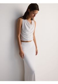 Reserved - Bluzka z lejącym dekoltem - biały. Kolor: biały. Materiał: tkanina. Wzór: gładki #1