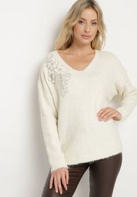 Born2be - Jasnobeżowy Sweter z Wełną Ozdobnymi Kwiatami 3D i Cekinami Yasimi. Okazja: na co dzień. Typ kołnierza: dekolt w kształcie V. Kolor: beżowy. Materiał: wełna. Wzór: kwiaty. Styl: klasyczny, casual, elegancki #3