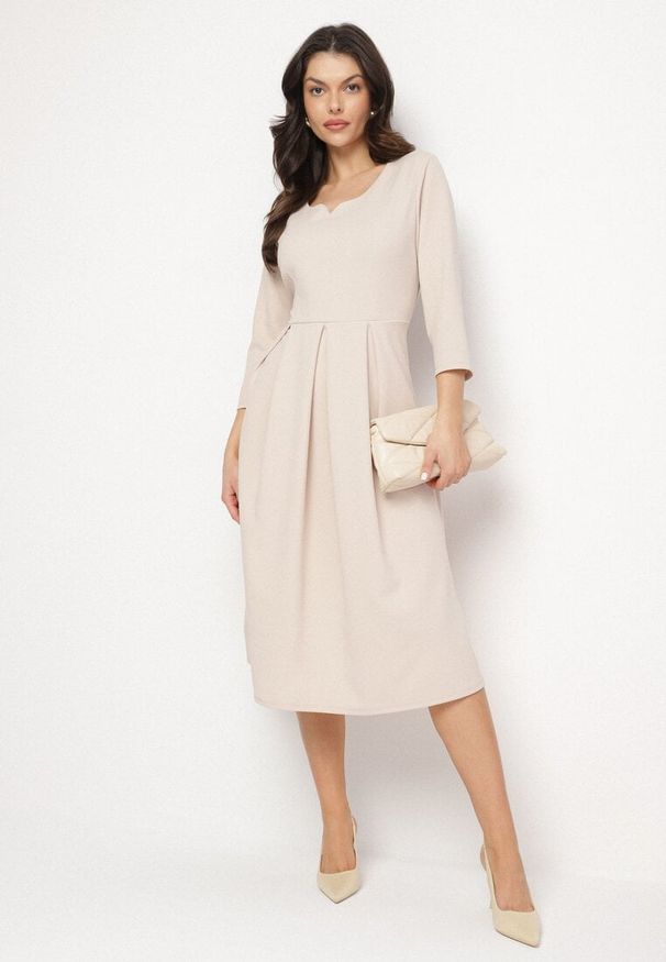 Born2be - Beżowa Rozkloszowana Sukienka z Rękawem 3/4 Nomiel. Okazja: na spotkanie biznesowe. Typ kołnierza: dekolt w kształcie V. Kolor: beżowy. Typ sukienki: rozkloszowane. Styl: klasyczny, elegancki, biznesowy