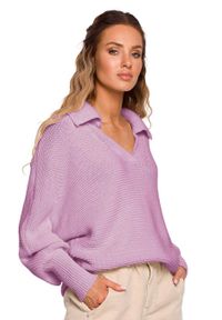 MOE - Luźny sweter z dekoltem V i kołnierzykiem liliowy. Kolor: liliowy. Materiał: jeans. Styl: elegancki