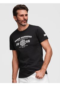 Ombre Clothing - Męski bawełniany t-shirt z nadrukiem w stylu college – czarny V2 - Rozmiar: XL. Okazja: na co dzień, na spacer. Kolor: czarny. Materiał: bawełna. Długość rękawa: krótki rękaw. Długość: krótkie. Wzór: nadruk. Styl: casual