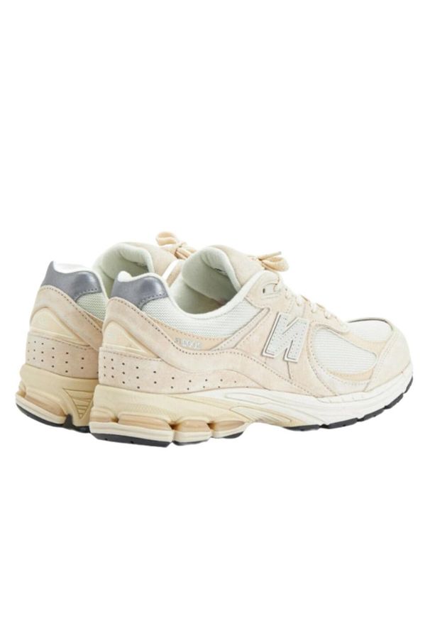 Buty do chodzenia damskie New Balance 2002. Kolor: beżowy. Materiał: skóra. Szerokość cholewki: normalna. Sport: turystyka piesza