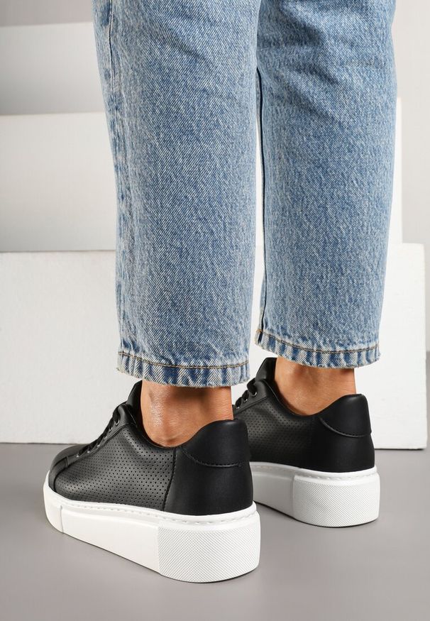 Born2be - Czarne Skórzane Sneakersy na Grubej Podeszwie z Perforacją i Aplikacją Neowenia. Kolor: czarny. Materiał: skóra. Wzór: aplikacja