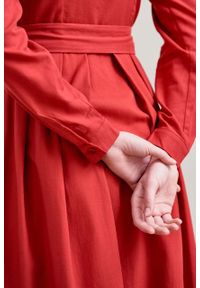 Marie Zélie - Sukienka Leandra czerwień. Typ kołnierza: kokarda. Kolor: czerwony. Materiał: bawełna, wiskoza, tkanina, materiał. Długość rękawa: długi rękaw #2