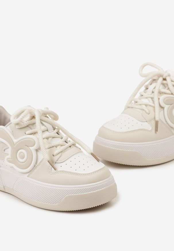 Renee - Biało-Beżowe Sneakersy na Niskiej Platformie z Wypukłą Ozdobą Irasa. Okazja: na co dzień, na spacer. Kolor: biały. Wzór: aplikacja. Obcas: na platformie. Sport: turystyka piesza