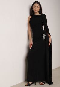 Born2be - Czarna Koktajlowa Sukienka Zdobiona Wszytym Szalem i Elegancką Broszką Cezarie. Okazja: na imprezę. Kolor: czarny. Wzór: aplikacja. Styl: elegancki, wizytowy #2