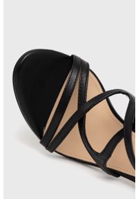 Guess sandały skórzane FENNELA kolor czarny. Zapięcie: klamry. Kolor: czarny. Materiał: skóra. Wzór: gładki. Obcas: na obcasie. Wysokość obcasa: średni #4