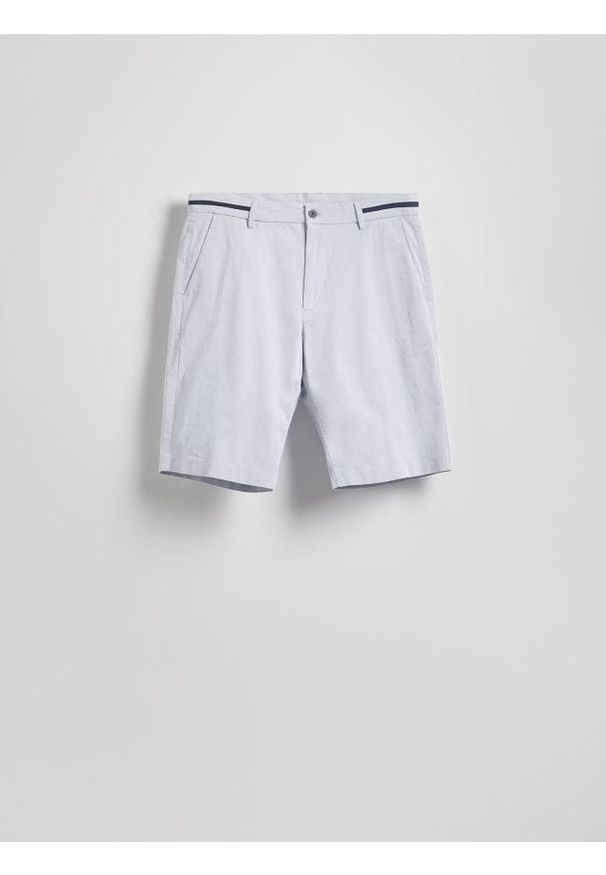 Reserved - Szorty chino regular - jasnoniebieski. Kolor: niebieski. Materiał: bawełna, tkanina