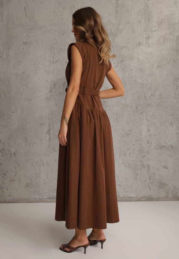 Renee - Brązowa Sukienka Koszulowa Bez Rękawów z Paskiem i Metaliczną Klamrą Thespiphia. Okazja: na co dzień. Kolor: brązowy. Długość rękawa: bez rękawów. Typ sukienki: koszulowe. Styl: casual, elegancki