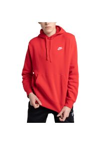 Bluza Nike Sportswear Club Fleece BV2654-657 - czerwona. Okazja: na co dzień. Typ kołnierza: kaptur. Kolor: czerwony. Materiał: bawełna, poliester. Styl: sportowy, casual, klasyczny