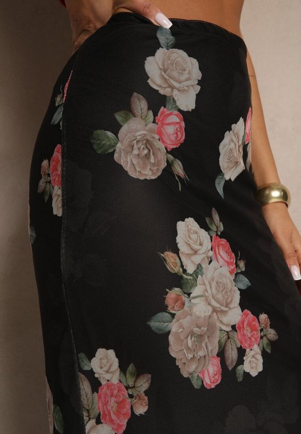 Renee - Czarna Dopasowana Spódnica z Ozdobną Falbaną Efravaria. Okazja: na co dzień, na spotkanie biznesowe. Kolor: czarny. Styl: biznesowy, elegancki, casual