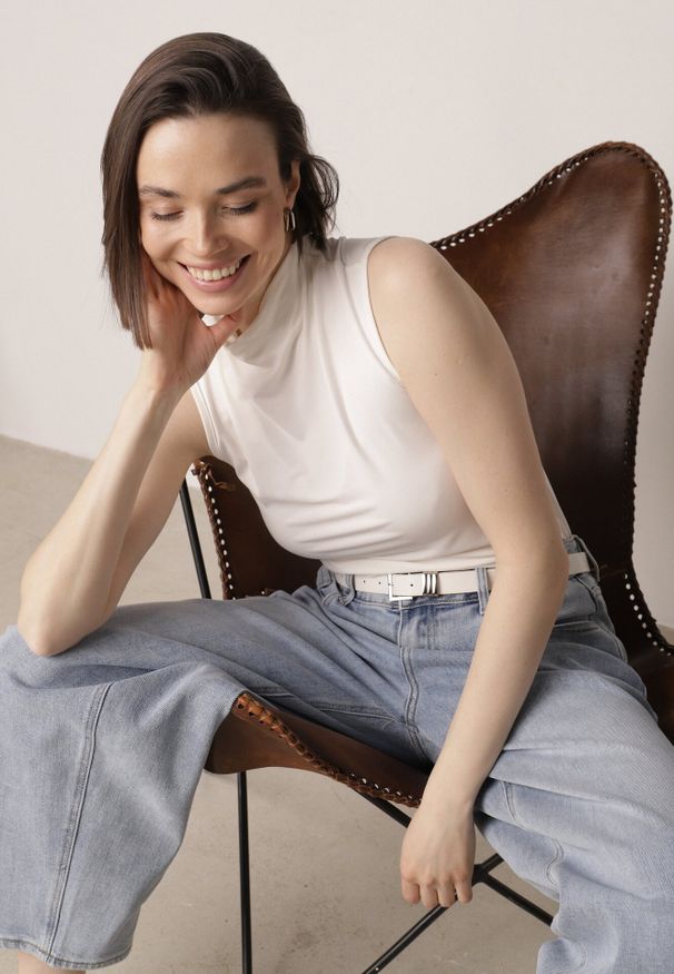 Born2be - Biała Gładka Bluzka Bez Rękawów z Półgolfem Nedivra. Okazja: na co dzień, na spotkanie biznesowe, do pracy. Kolor: biały. Materiał: poliester, elastan, materiał, jeans. Długość rękawa: bez rękawów. Wzór: gładki. Styl: casual, biznesowy, elegancki, klasyczny