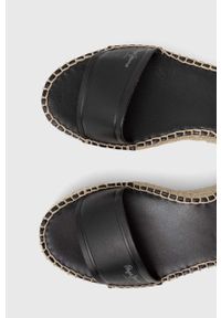 Pepe Jeans sandały skórzane KATE damskie kolor czarny na platformie PLS90591. Zapięcie: klamry. Kolor: czarny. Materiał: skóra. Obcas: na platformie #5