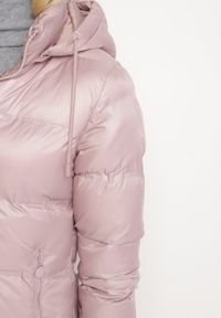 Born2be - Różowa Pikowana Kurtka o Długim Kroju z Kapturem Kieszeniami i Dwustronnym Suwakiem Sanarose. Okazja: na spacer, na co dzień. Typ kołnierza: kaptur. Kolor: różowy. Materiał: dzianina, polar, jeans. Długość: długie. Wzór: aplikacja. Styl: casual, elegancki #4