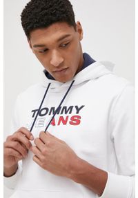 Tommy Jeans Bluza bawełniana męska kolor biały z kapturem z nadrukiem. Okazja: na co dzień. Typ kołnierza: kaptur. Kolor: biały. Materiał: bawełna. Wzór: nadruk. Styl: casual