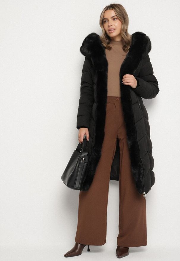 Born2be - Czarna Pikowana Kurtka z Futerkowym Obszyciem i Paskiem Samiria. Okazja: do pracy, na co dzień, na spotkanie biznesowe. Kolor: czarny. Materiał: dzianina, jeans, futro, poliester. Styl: casual, klasyczny, biznesowy