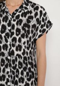 Born2be - Szaro-Czarna Bawełniana Sukienka o Koszulowym Kroju z Kieszeniami w Panterkę Iffanea. Okazja: na co dzień, na randkę, na spacer. Kolor: szary. Materiał: bawełna. Długość rękawa: krótki rękaw. Wzór: motyw zwierzęcy. Typ sukienki: koszulowe. Styl: casual, elegancki #3