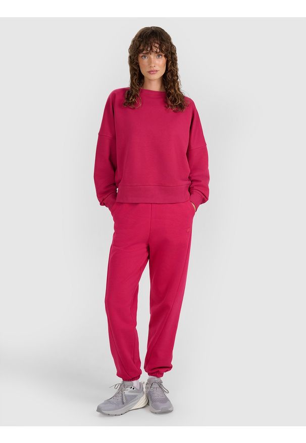 4f - 4F Bluza dresowa nierozpinana bez kaptura damska - różowa S. Okazja: na co dzień. Typ kołnierza: bez kaptura. Kolor: różowy. Materiał: dresówka. Wzór: ze splotem, gładki. Styl: sportowy, klasyczny, casual