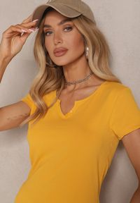 Renee - Żółty Bawełniany T-shirt Ozdobiony Guzikami Lisamaris. Okazja: na co dzień. Kolor: żółty. Materiał: bawełna. Wzór: aplikacja. Styl: klasyczny, casual