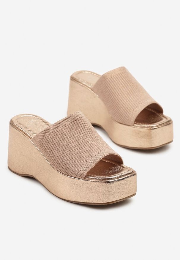 Born2be - Szampańskie Tłoczone Klapki na Koturnie i Platformie Ivelozi. Okazja: na co dzień. Kolor: złoty. Materiał: jeans. Wzór: aplikacja. Obcas: na koturnie. Styl: klasyczny, elegancki, casual. Wysokość obcasa: średni