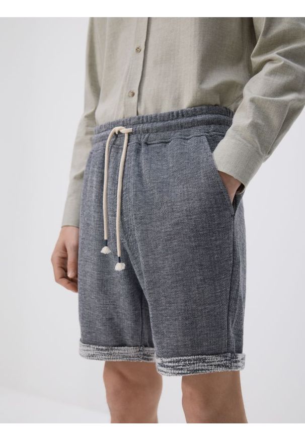 Reserved - Strukturalne szorty regular - granatowy. Kolor: niebieski. Materiał: bawełna, dzianina